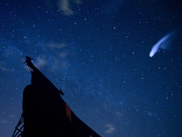 A chuva de meteoros das Perseidas, vista no céu da Espanha nesta segunda-feira (12) (Foto: AP Photo/Paul White)