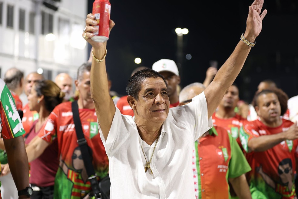 Zeca Pagodinho acena para as arquibancadas da Sapucaí no ensaio técnico da Grande Rio — Foto: Daniel Pinheiro/AgNews