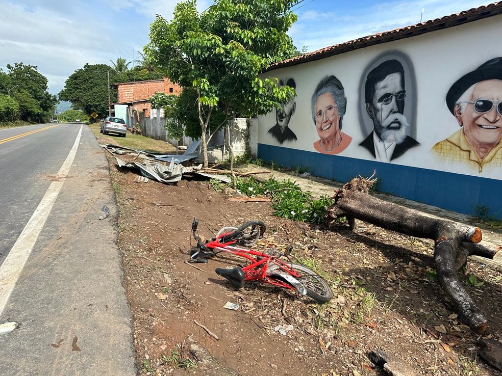 Caminhão atinge três pessoas em Itaitinga, na Grande Fortaleza — Foto: Leábem Monteiro/SVM