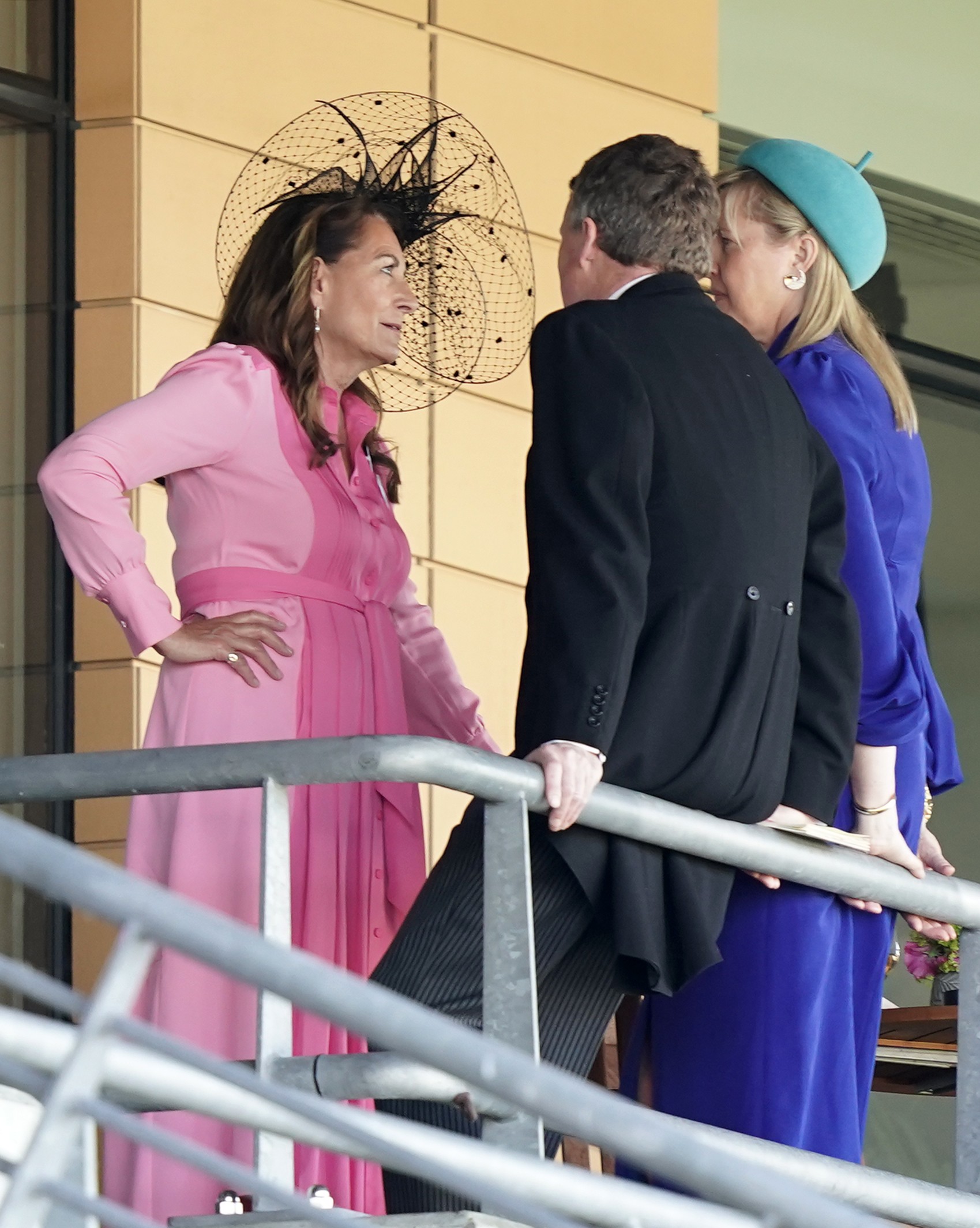 Carole Middleton (left) in the stands during day one of Royal Ascot at Ascot Racecourse. Picture date: Tuesday June 14, 2022. (Photo by Aaron Chown/PA Images via Getty Images) (Foto: PA Images via Getty Images)