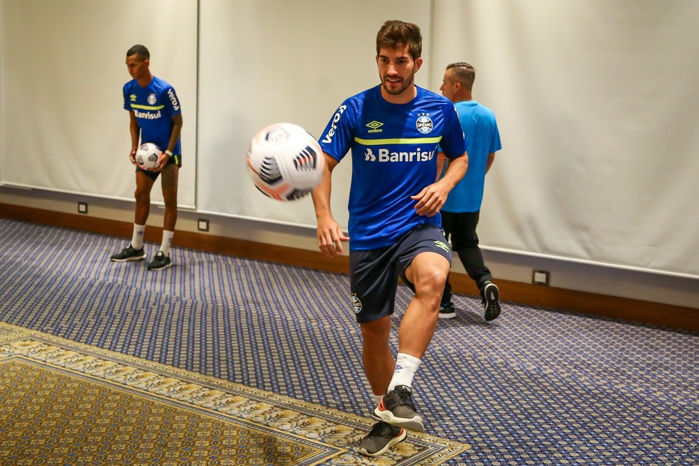 Lucas Silva em treino do Grêmio no hotel — Foto: Lucas Uebel/Grêmio