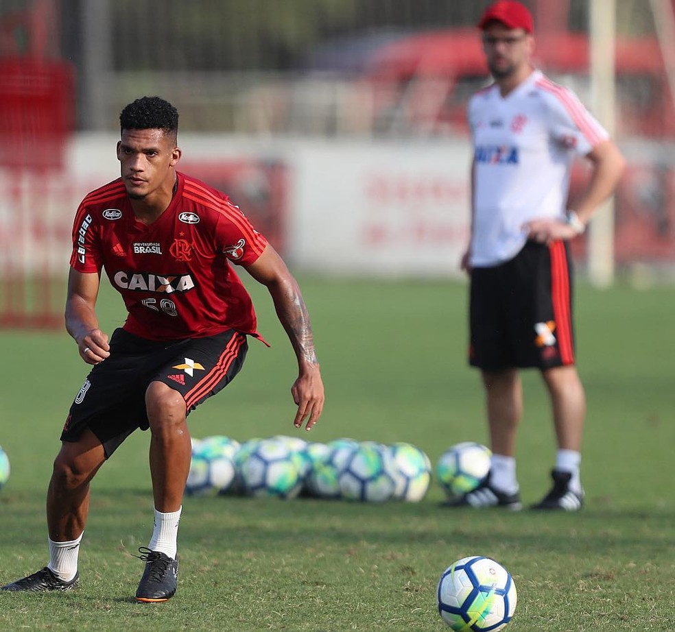 Rafael Santos foi efetivado em definitivo no profissional em 2019 — Foto: Gilvan de Souza / Flamengo