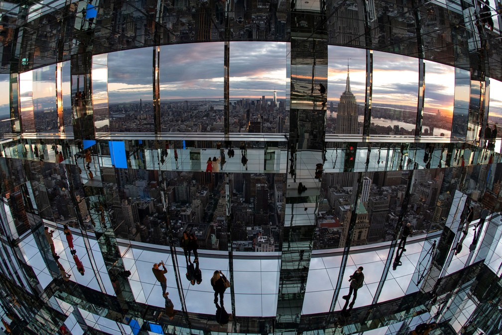 Piso de espelhos projeta a imagem do público ao infinito no teto e nas paredes do One Vanderbilt — Foto: REUTERS/Eduardo Munoz