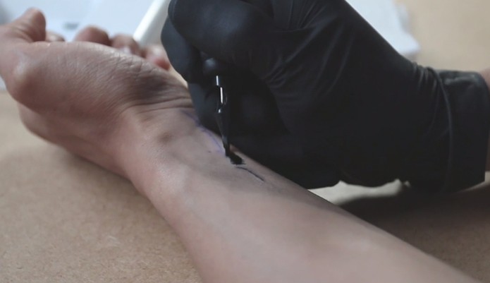 Personal Tattoo Machine permite que qualquer um faça suas próprias tatuagens (Foto: Reprodução/Vimeo)