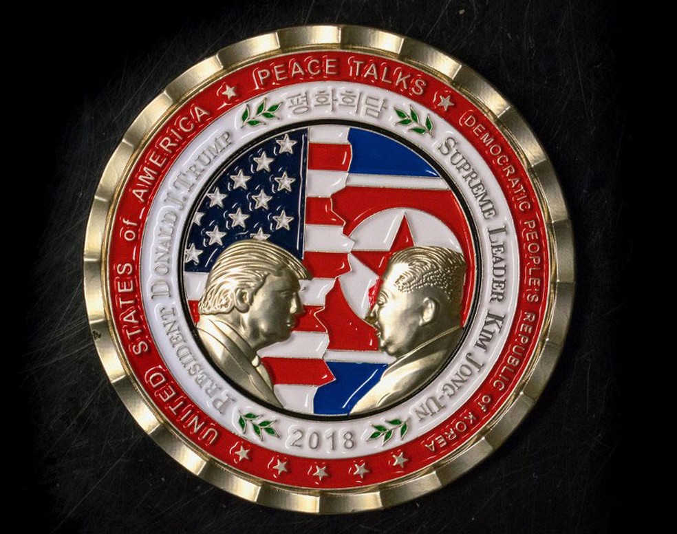Casa Branca chegou a lançar uma moeda comemorativa do encontro entre o presidente dos EUA, Donald Trump, e do líder norte-coreano, Kim Jong-un (Foto: AFP)