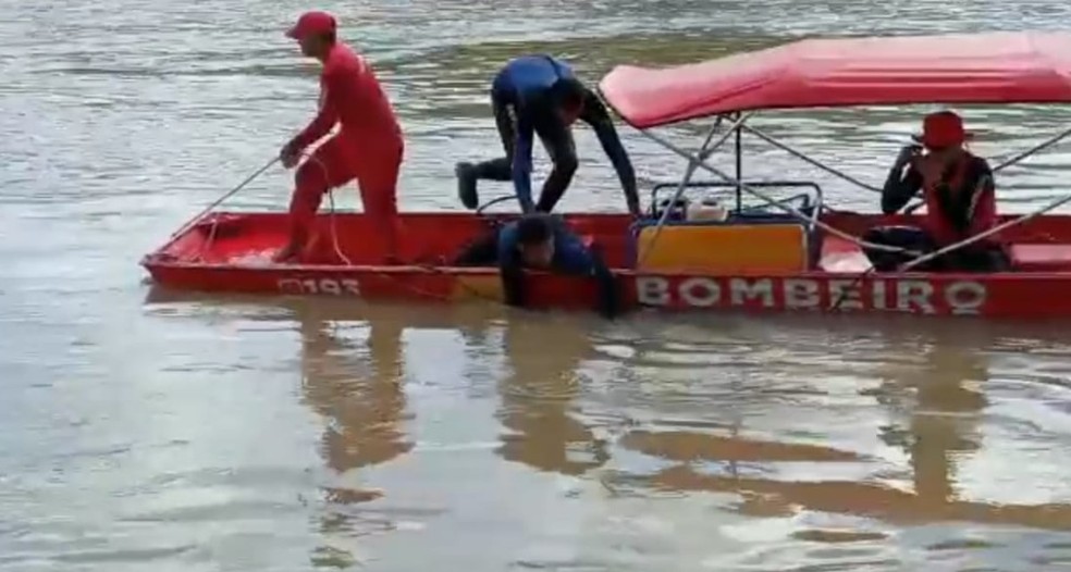 Homem cai de canoa em rio após canoa se chocar em balsa e morre afogado no interior do Acre — Foto: Divulgação/Corpo de Bombeiros de Feijó
