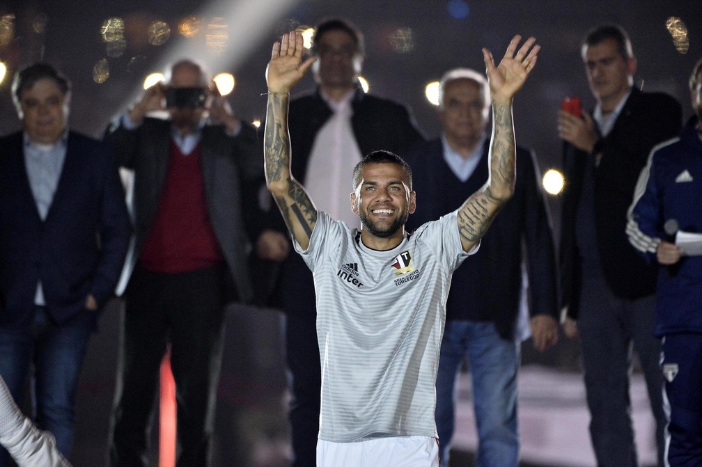 Daniel Alves acena para torcida do SÃ£o Paulo e se emociona â€” Foto: Marcos Ribolli