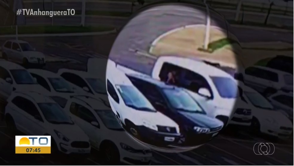 Suspeito foi filmado furtando objetos de caminhonete  — Foto: Divulgação