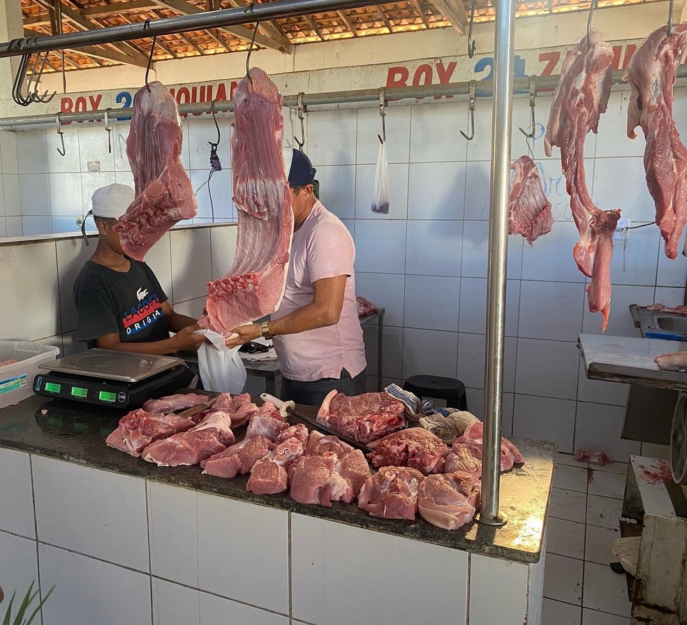 Adolescente trabalhando com a venda de carne no Maranhão — Foto: Divulgação/MPT-MA