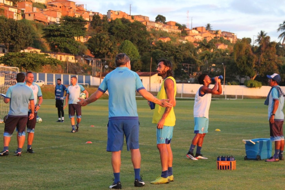 CSA voltou aos trabalhos nesta segunda — Foto: João Alvim / GloboEsporte