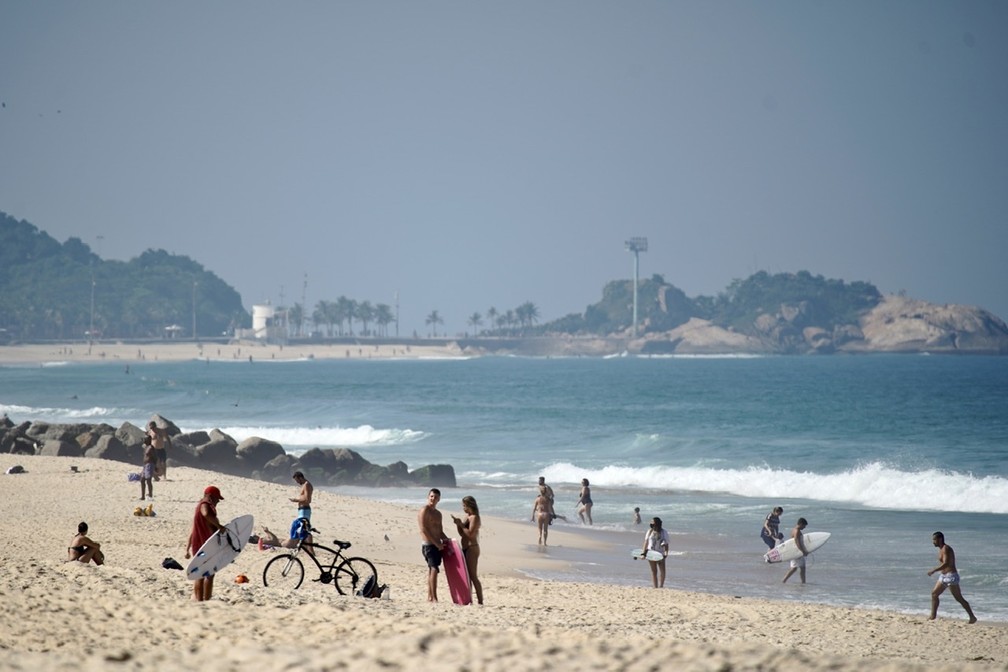 Surfistas e banhistas na Praia do Leblon — Foto: Marcos Serra Lima/G1 Rio