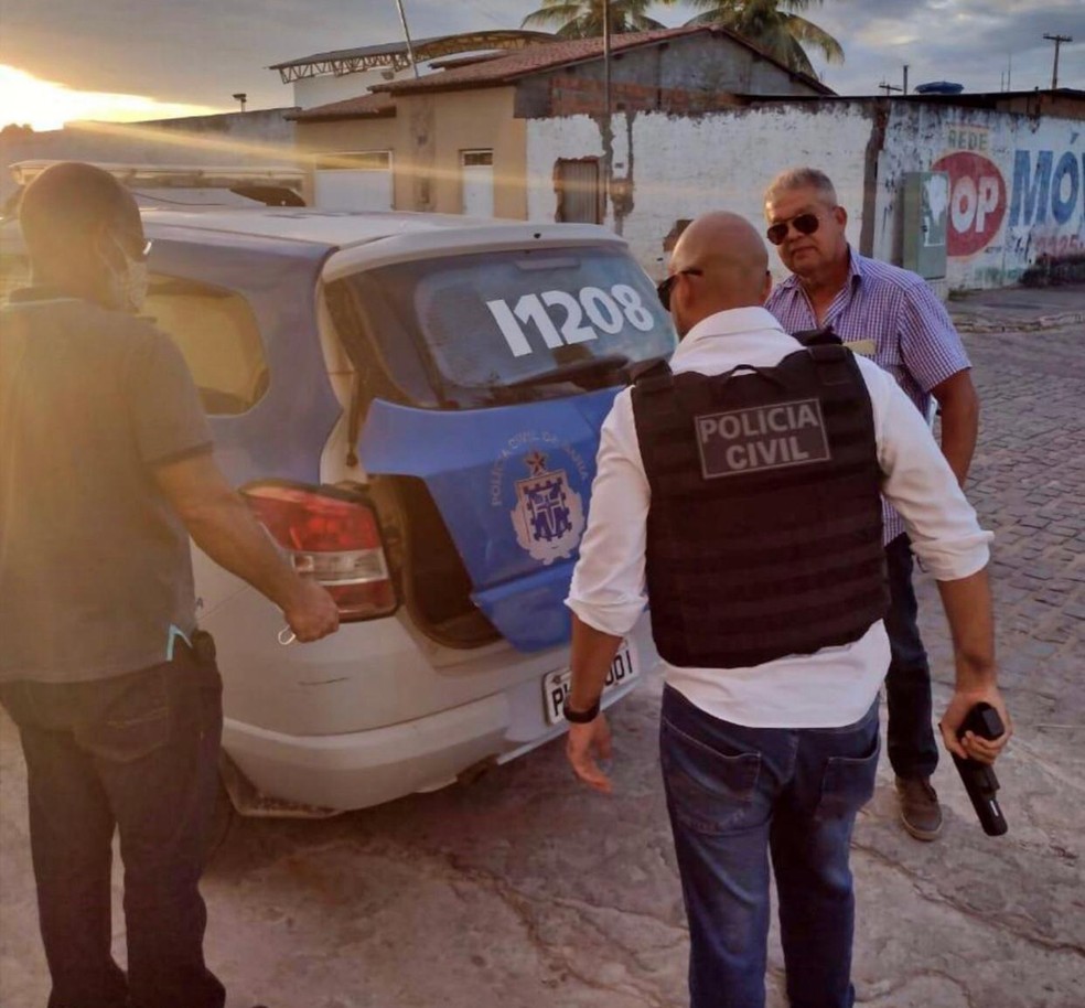 Homem é preso após pedir emprego na delegacia armado com revolver no nordeste da Bahia — Foto: Blog Bahia 10