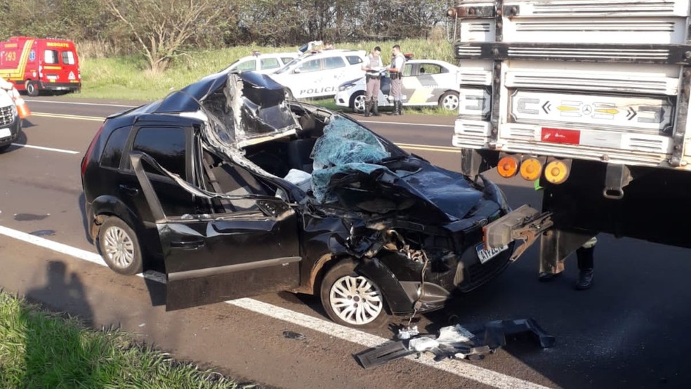 Casal é preso ao bater carro lotado com maconha na traseira de caminhão em rodovia de Guarantã  — Foto: Polícia Militar /Divulgação