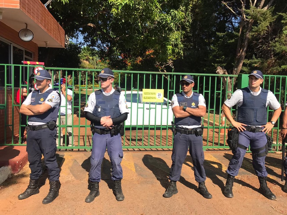 PM faz segurança do lado de fora da embaixada da Venezuela em Brasília — Foto: Luiza Garonce/G1