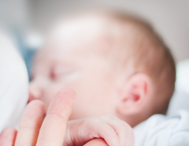 Bebê sendo amamentado (Foto: Studio 7042/Pexels)