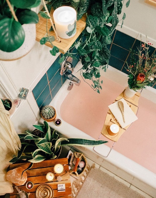 Décor do dia: muitas plantas no banheiro (Foto: Sara Toufali/Instagram)