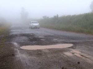 Motoristas criticam as condições da Estrada da Paulista, em São João da Boa Vista (Foto: Éder Ribeiro/EPTV)