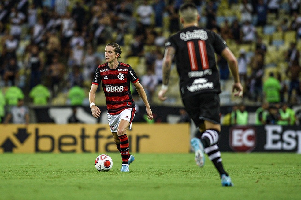 Filipe Luís em ação contra o Vasco — Foto: Marcelo Cortes / CRF