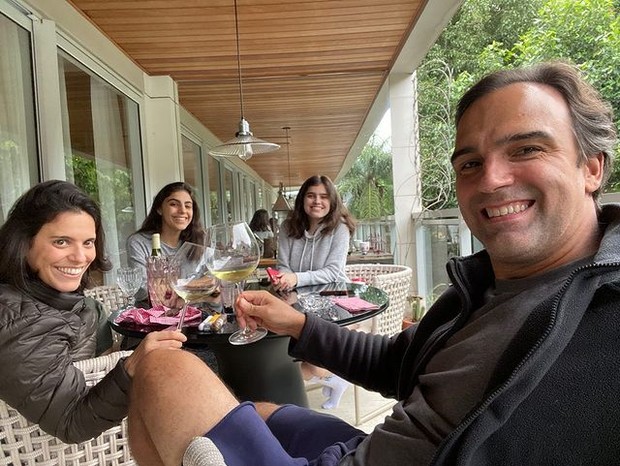 Tadeu Schmidt com sua mulher e filhas na varanda de sua casa (Foto: Instagram)
