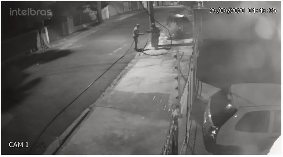 Câmeras de segurança flagram dois homens roubando fios de telefone na madrugada de sábado (29), em Campinas (SP). — Foto: Reprodução/EPTV