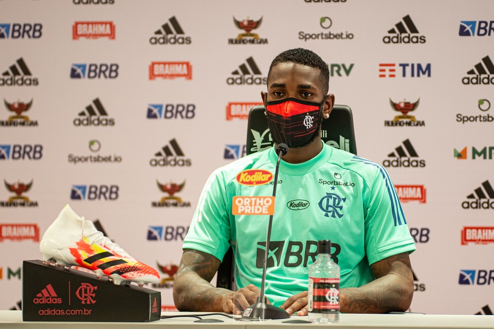 Gerson em coletiva nesta quarta-feira &mdash; Foto: Alexandre Vidal / Flamengo