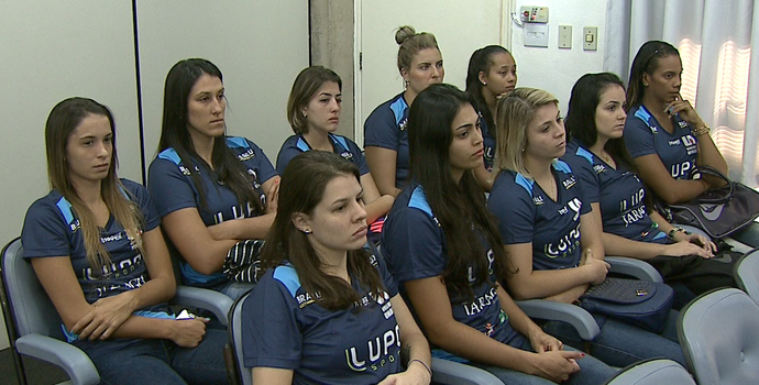 Time de vôlei feminino de Araraquara, temporada 2015/2016 (Foto: Marlon Tavoni/EPTV)