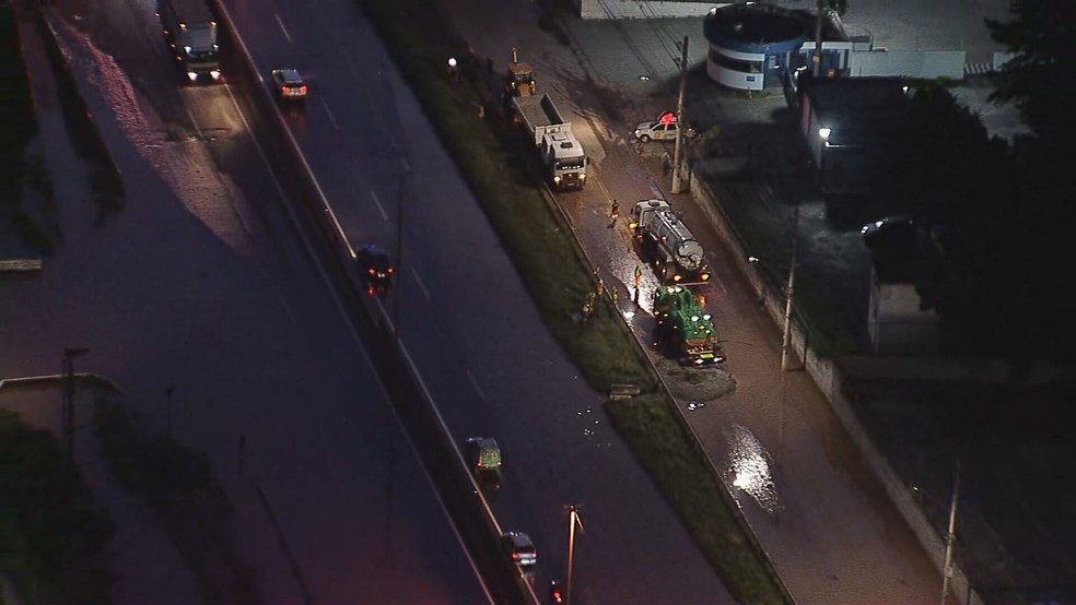 Trecho da Rodovia Rgis Bittencourt ainda alagado na noite da quarta-feira (1) — Foto: Reproduo/TV Globo