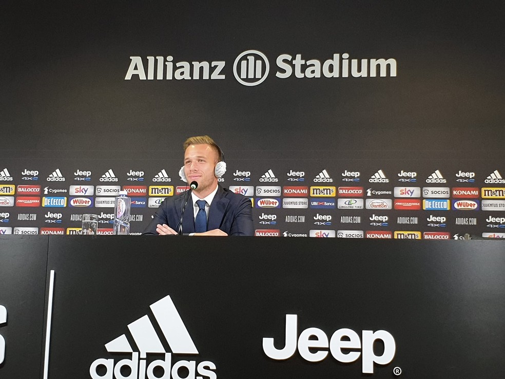 Arthur em entrevista coletiva durante sua apresentação na Juventus — Foto: Divulgação