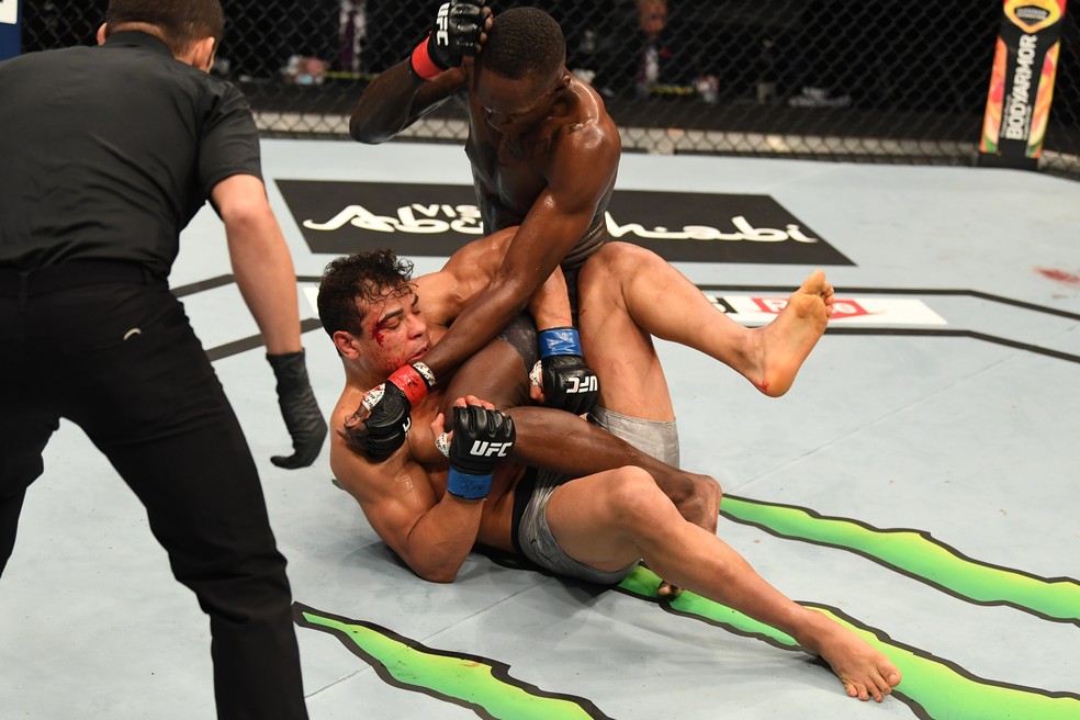 Israel Adesanya venceu Paulo Borrachinha por nocaute técnico no UFC 253 — Foto: Getty Images