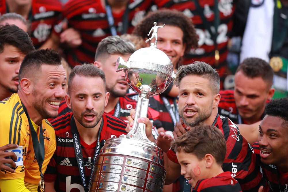 Jogadores do Flamengo com a taça da Libertadores 2019