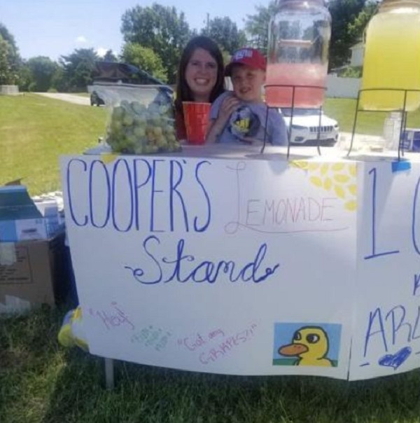 Menino vendeu limonada em parceria com sua irmã mais velha  (Foto: Reprodução: CNN/ Cortesia Olivia Boyer)
