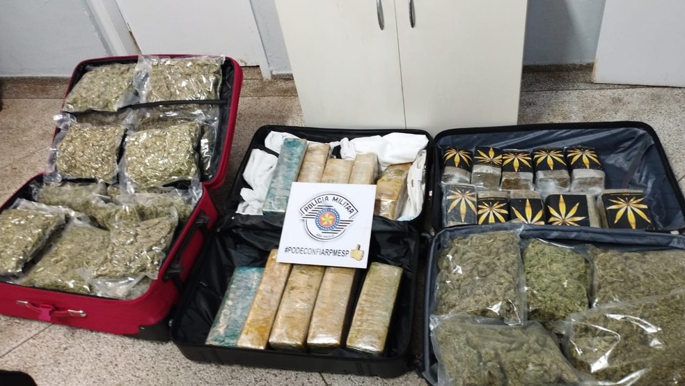 Mulheres foram interceptadas com maconha e skank no Terminal Rodoviário de Presidente Prudente (SP), na manhã desta terça-feira (21), por policiais militares em atividade delegada — Foto: Polícia Militar