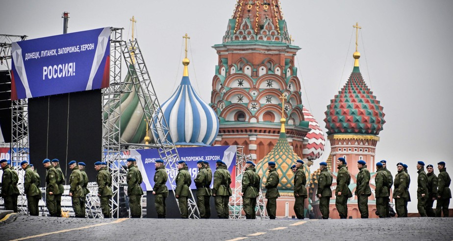 Soldados russos na Praça Vermelha, no centro de Moscou: local recebe preparativos para cerimônia de incorporação dos novos territórios à Rússia