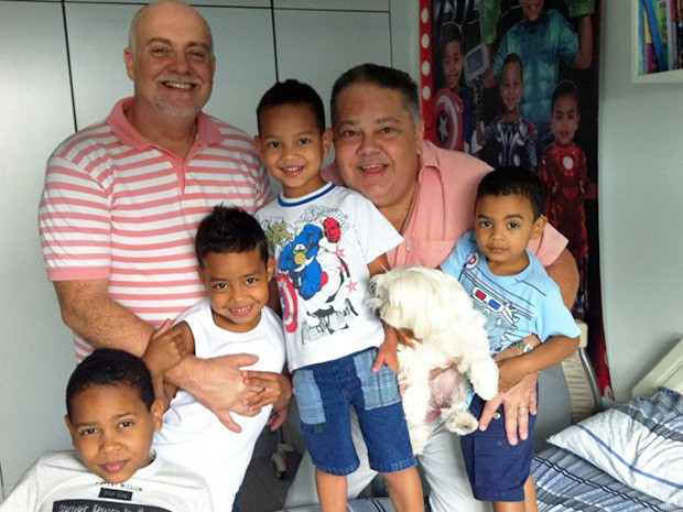 Osmir Messora e o professor Carlos Eduardo Souza com os quatro filhos  (Foto: Isabella Formiga/G1)