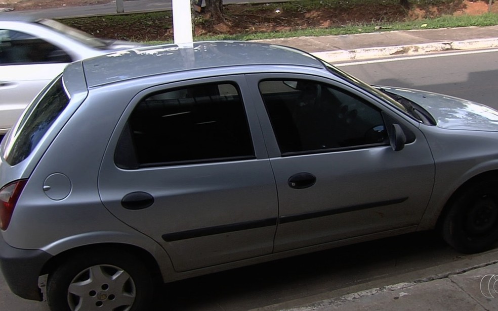 Carro usado por Deyvid para dar carona para Alexandre cometer o crime (Foto: TV Anhanguera/Reprodução )