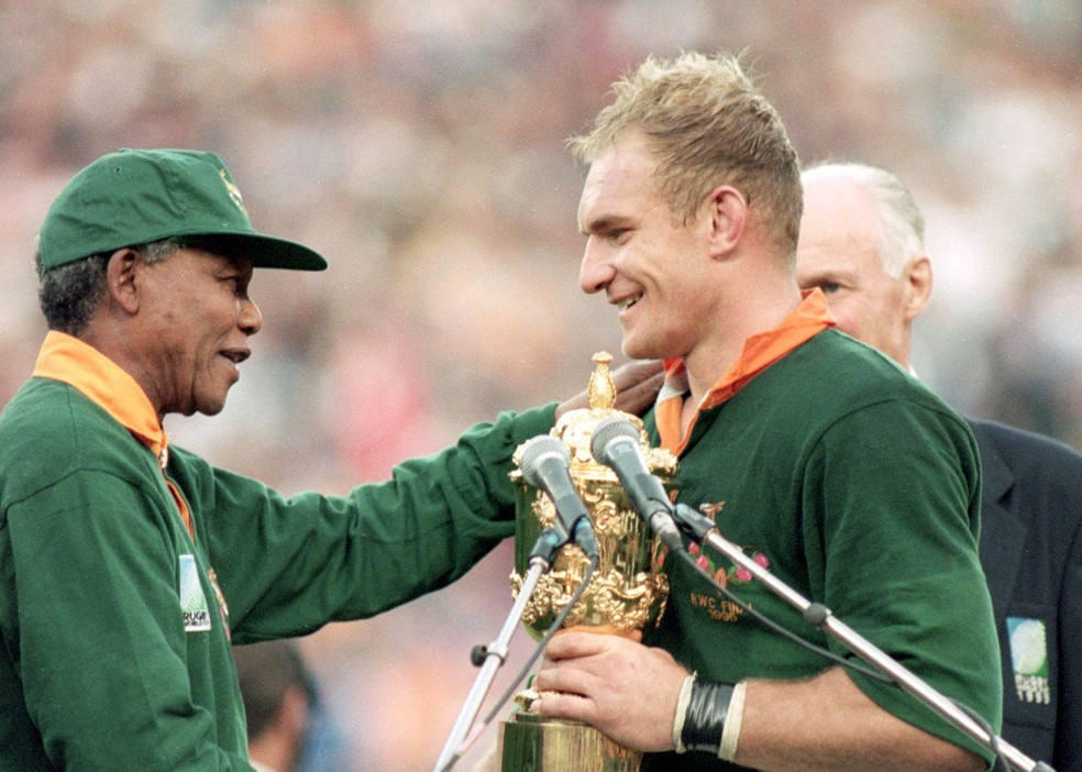 Mandela cumprimentaFrançois Pienaar, capitão da África do Sul no título da Copa do Mundo de 1995 (Foto: Getty Images)