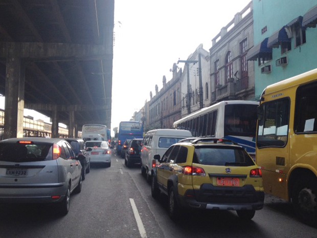 Motoristas que passavam pela Avenida Rodrigues Alves na manhã desta segunda (4) precisam ter paciência  (Foto: Mariucha Machado / G1)