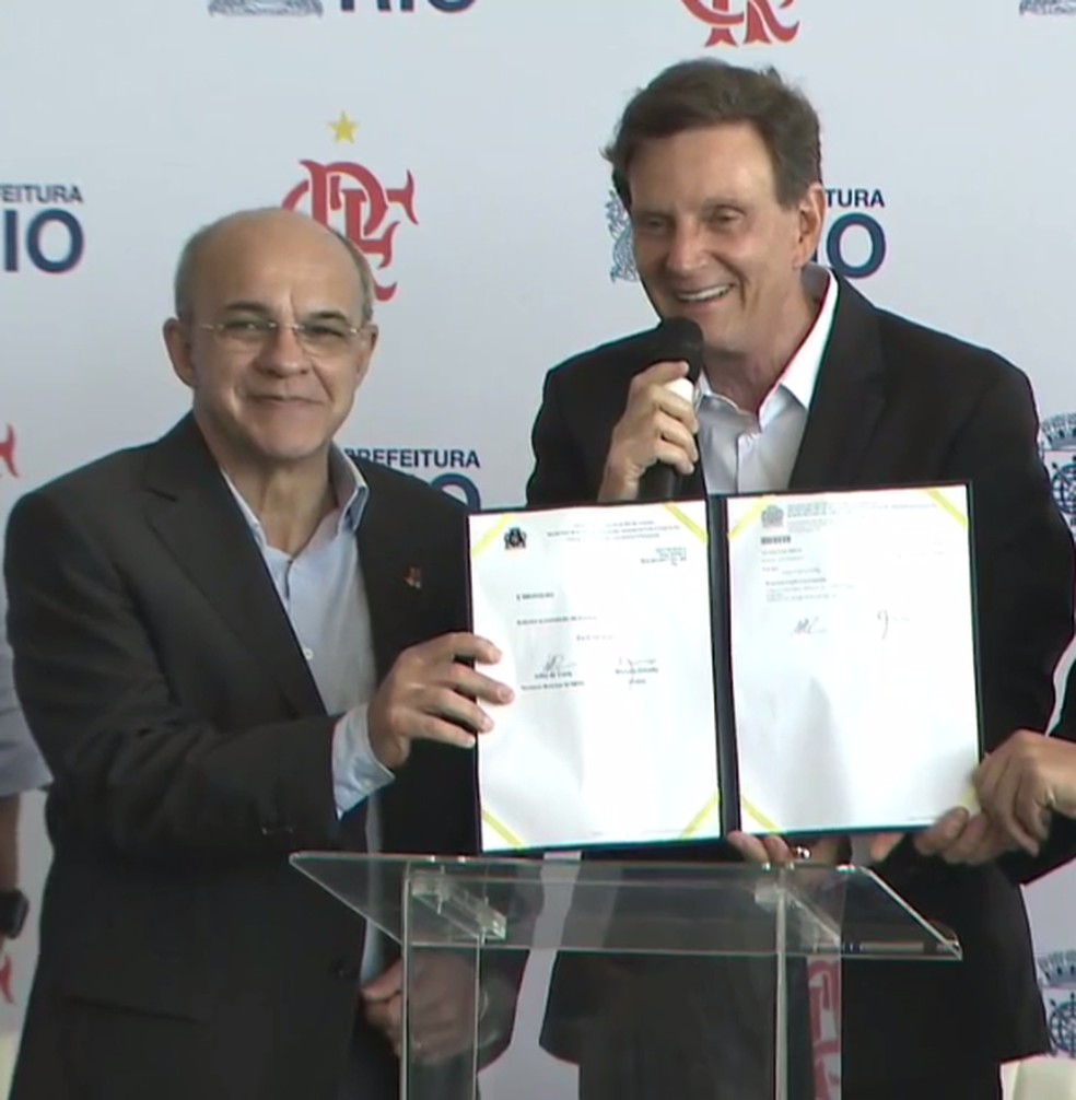 Bandeira e Crivella, prefeito do Rio: em maio, presidente assinou carta de intenÃ§Ãµes para construÃ§Ã£o de estÃ¡dio acÃºstico na GÃ¡vea â Foto: ReproduÃ§Ã£o