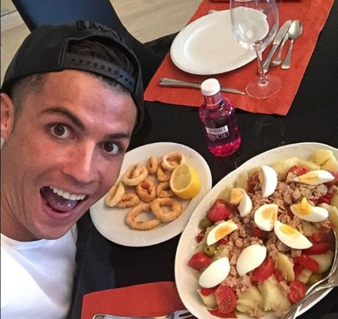 O craque português Cristiano Ronaldo em uma de suas refeições diárias (Foto: Instagram)