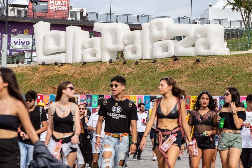 Público chega ao autódromo de Interlagos para o primeiro dia de Lollapalooza 2019 — Foto: Fabio Tito/G1