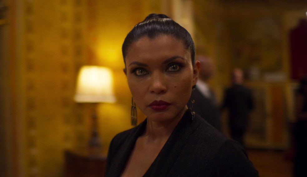 Boiuna, lenda do Norte e Nordeste, é personificada em Débora (Zahy Tentehar) — Foto: Divulgação/Netflix