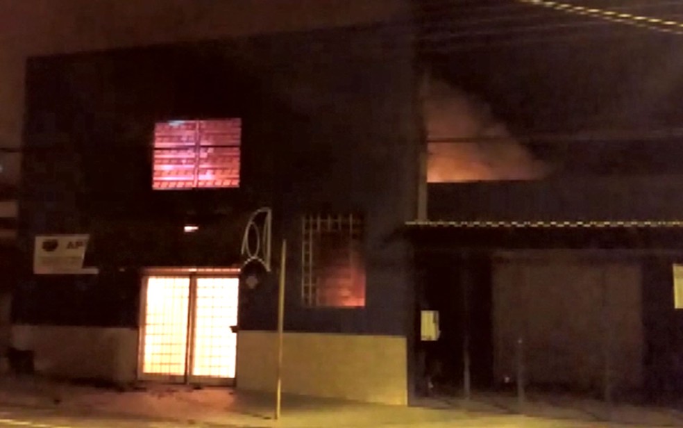 AssociaÃ§Ã£o para Pessoas com DeficiÃªncia de Mogi Mirim foi atingida por incÃªndio. â Foto: ReproduÃ§Ã£o/EPTV