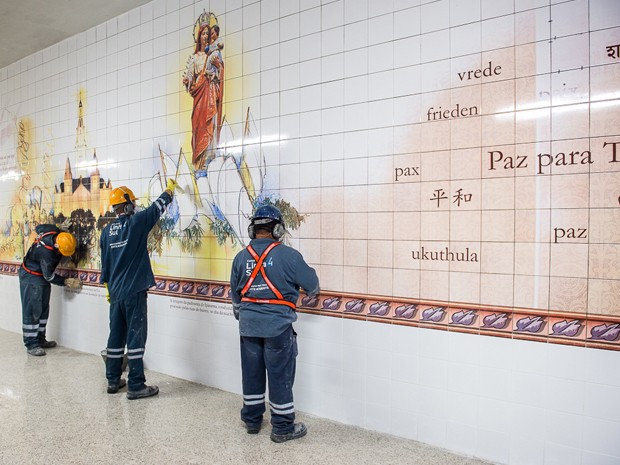 Operários do Metrô montam painel na Estação Nossa Senhora da Paz, em Ipanema  (Foto: Divulgação/ Kaptimagem  Katarine Almeida)