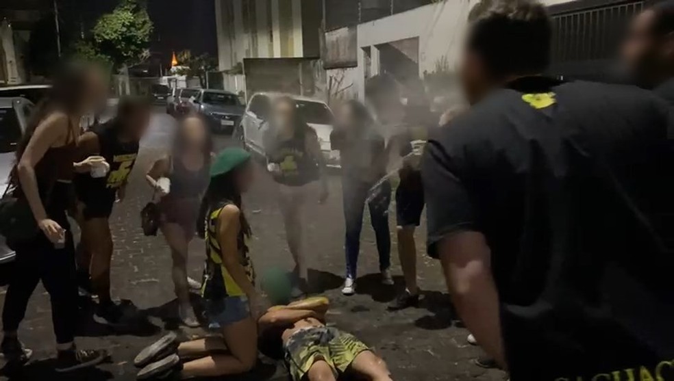 Em 2021, alunos do curso de medicina da UFTM cuspiram bebidas em colegas do 1º ano durante trote em Uberaba. — Foto: Reprodução/Redes Sociais