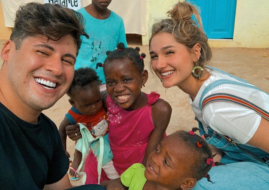 Sasha com crianças em missão na Angola (Foto: Reprodução/Instagram)