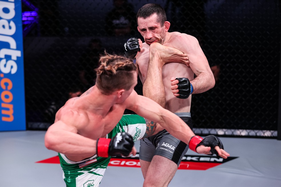 Chris Wade se recuperou de um primeiro round ruim e bateu Anthony Dizy — Foto: Divulgação