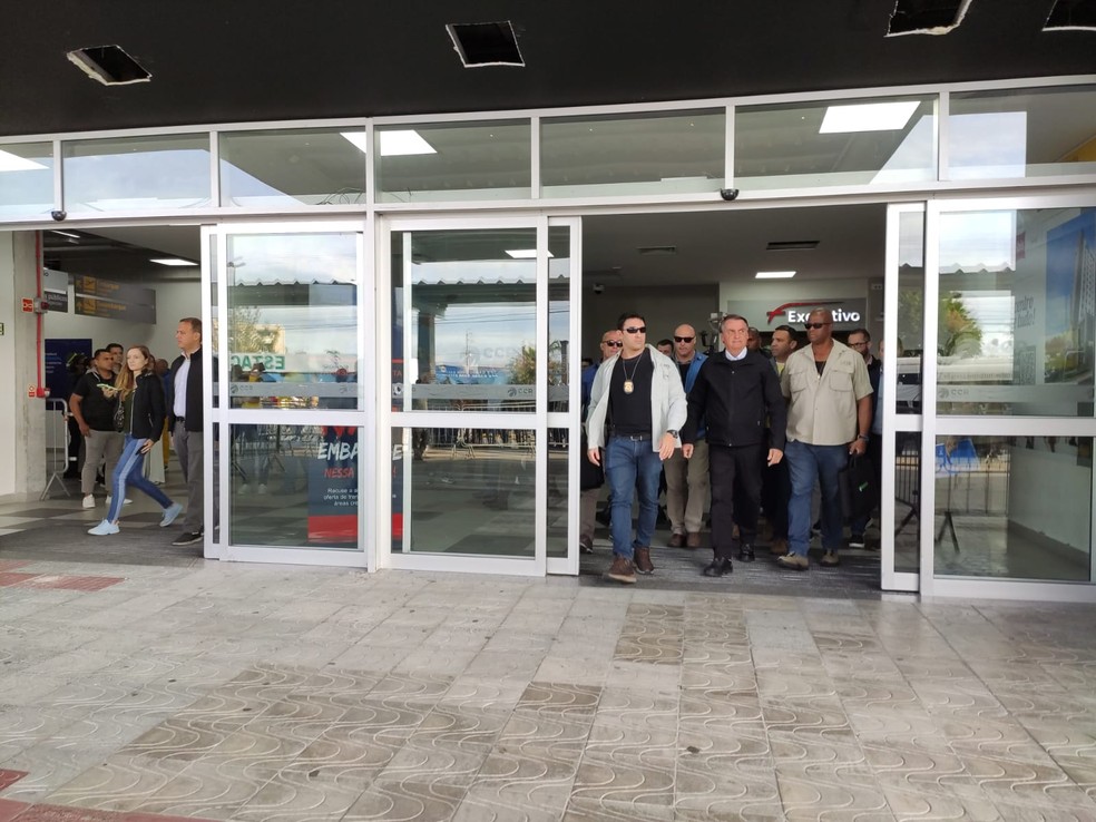 Bolsonaro no aeroporto de Navegantes &mdash; Foto: Ana Cristina Machado/NSC TV