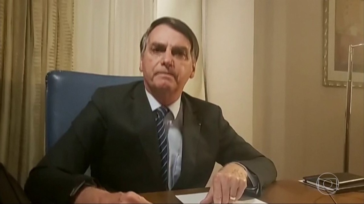 Bolsonaro ofende a TV Globo em transmissão nas redes sociais