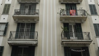 Em um prédio da Rua Pires de Almeida, em Laranjeiras, o petista predomina na fachada