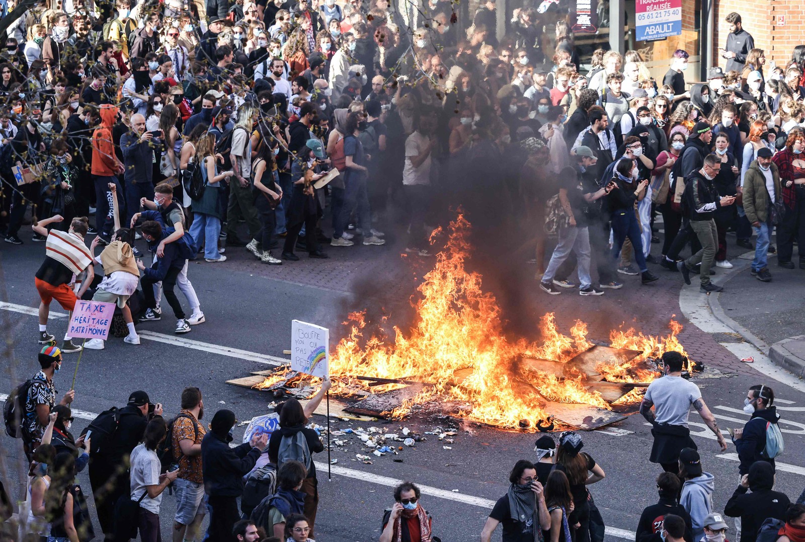 Manifestante fazem fogueira em protesto, em Toulouse, contra a aprovação sorrateira da reforma da previdência na França — Foto: CHARLY TRIBALLEAU/AFP